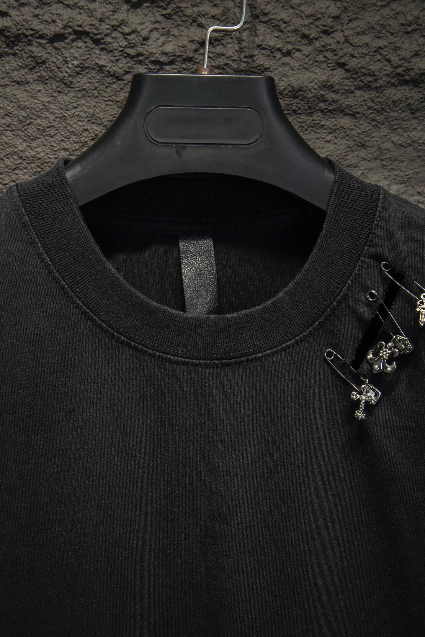 P200 🆕Chrome Hearts os version is really charming and Chrome Hearts is really a must-have. Each season's new version is made to the extreme. It is very practical and can be worn casually. Nice✔️ - ⚠️100% cotton. Made of 32-count double yarn, 260-gram weight fabric and imported knitted carded cotton. The thickness is moderate, drapey and contoured, and the upper body is comfortable! ! It is very tolerant to fat body types and can instantly lose five pounds after wearing it!  Front panel #Back panel Simple elements# The English letters are arranged artistically. Imported Tajima high-density heavy-duty embroidery technology. The font is three-dimensional and full. The letters are embroidered by imported machines after adjusting according to the original details. The thickness is moderate. The hardware is imported hardware accessories. The body is washed, fried and frayed, and hand-made elements are added, which greatly increases the interest of the clothing; unique visual effects. The special fraying effect creates a unique distressed effect. The addition of handmade elements to the body greatly increases the interest of the clothing; it has a unique visual effect. After special fraying effect treatment, a unique distressed effect is formed. An irregular hem is added to the version. This year, Crow Heart is focusing on the version. In the past two years, the oversize version has become the focus of the trend. It has also been a popular staple in the past two years. The change of designers has made this brand an instant hit. The progressive fashion of the times also needs the blood impact of fresh elements and trendy designs in order to continue its glory! It’s stylish both inside and outside, a must-have for high street travel! An absolute "eye-catching style" that can match couples 💏 Color: washed black, fried gray Size: S M L XL
